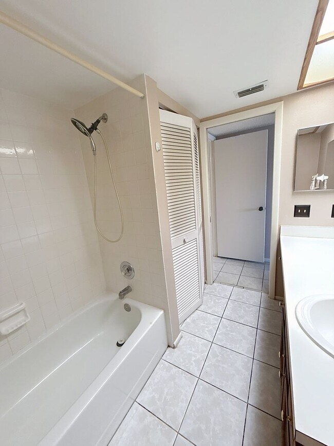 Building Photo - 217 Woodlake Wynde