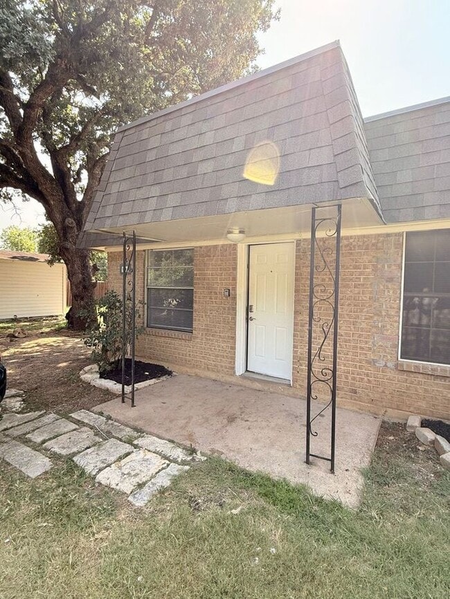 Building Photo - **Modern 2 Bed / 1 Bath Duplex in Little E...