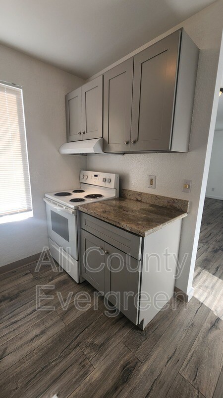 Building Photo - 540 Burnett Ave S