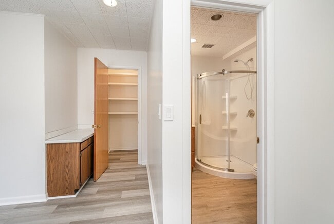 Building Photo - Cozy Efficiency Apartment in Midland $800 per Month Utilities included!