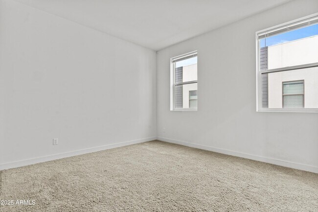 Building Photo - 325 E Coronado Rd