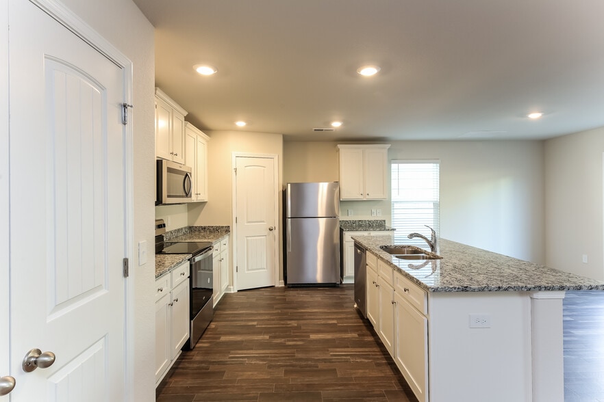 Building Photo - 2260 Southlea Dr