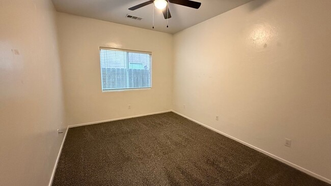 Building Photo - 3 Bedroom, 2 Bathroom Home in Desirable Tulare Neighborhood