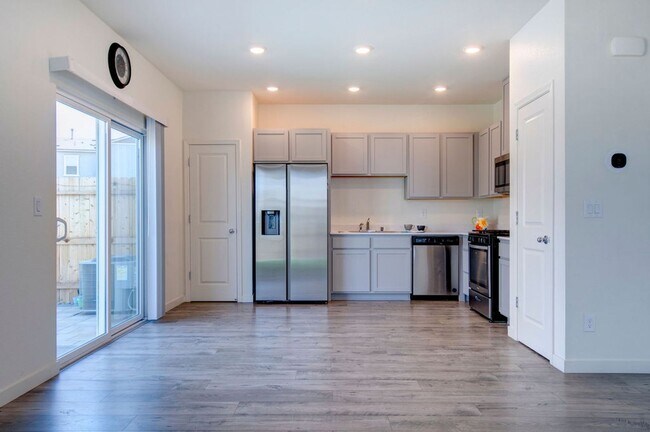Building Photo - Terrific 4 bedroom available for rent - Al...