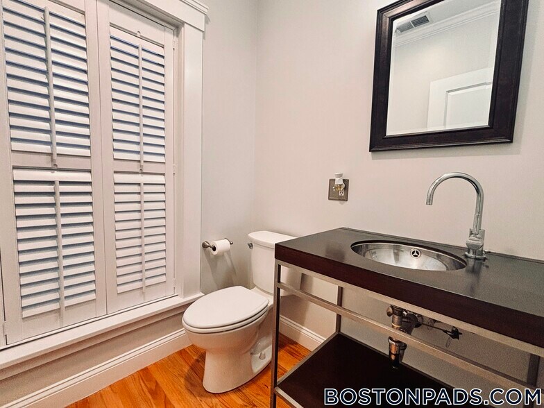 Building Photo - 799 E 4th St