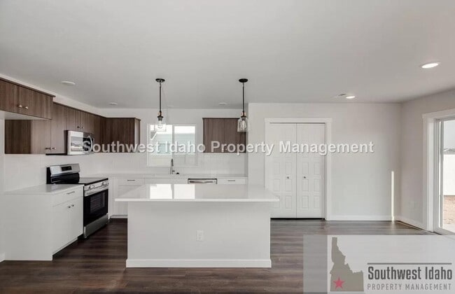 Building Photo - 8140 E Sunray Dr