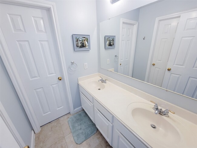 Building Photo - 15607 Tarpon Springs Ct