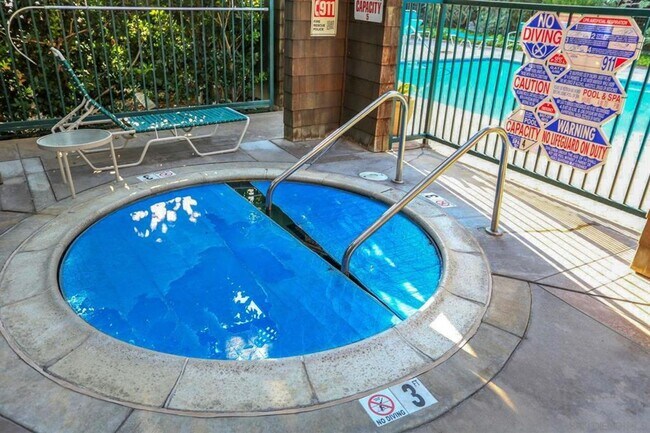 Building Photo - Beautiful 1 bedroom, 1 bath condo in La Jolla