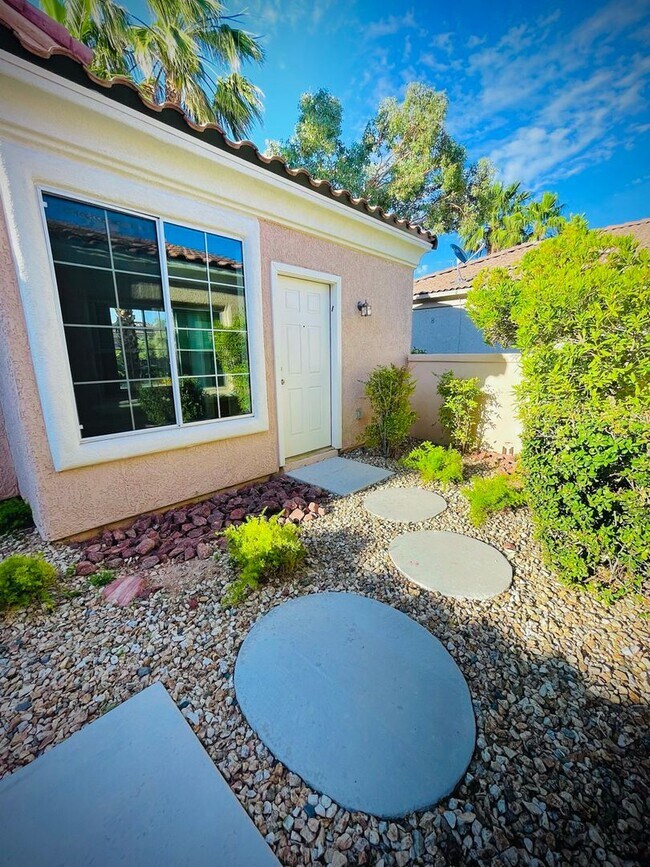 Building Photo - AMAZING SINGLE STORY HOME IN “AGE RESTRICT...