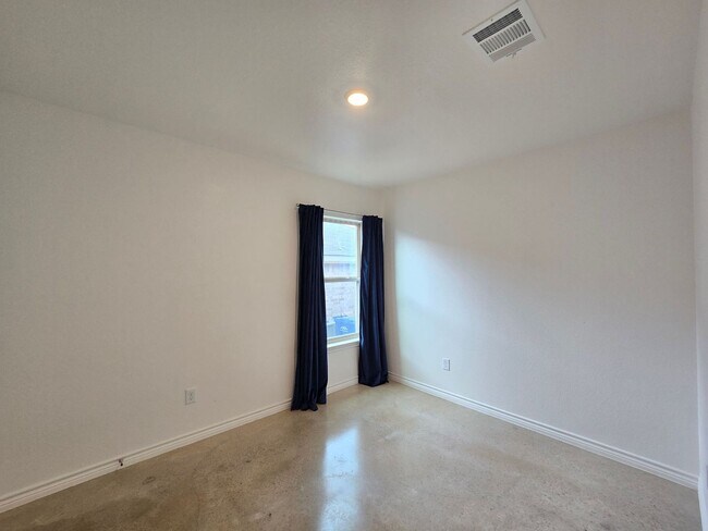 Building Photo - RENT SPECIAL - NEW IN MANAGEMENT - AVAILABLE NOW!