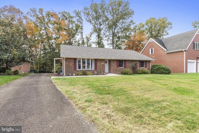 Building Photo - 638 Westwood Dr