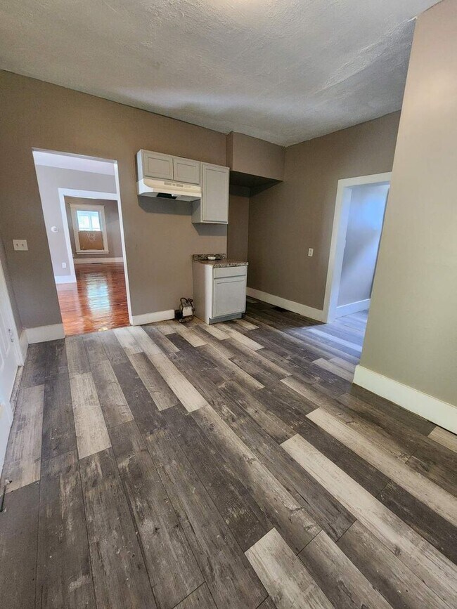 Building Photo - FIVE Bedroom Single Family Home!