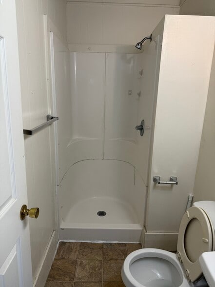1st floor full bath - 1620 W Fredonia Ave