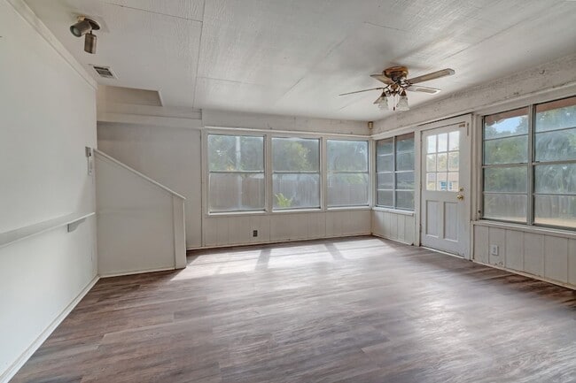 Building Photo - 2423 Pleasant Cir N