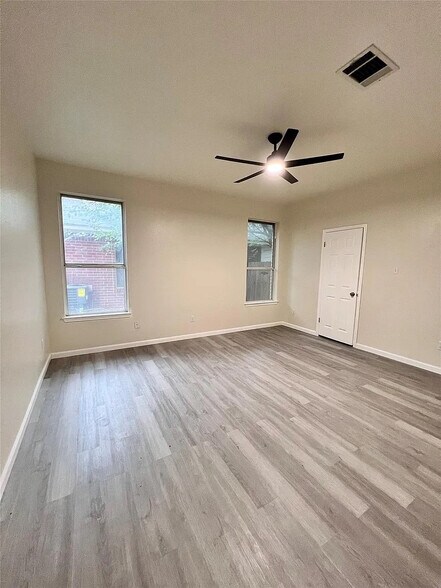 Building Photo - Room in House on Amy Francis St