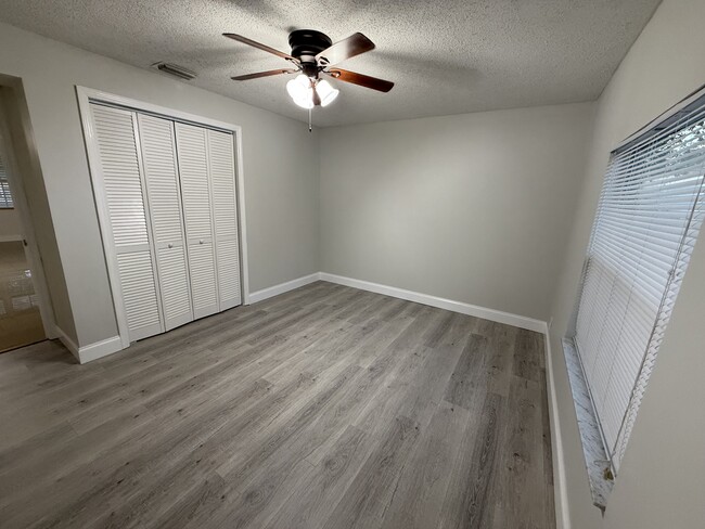 Building Photo - 1481 Barry St