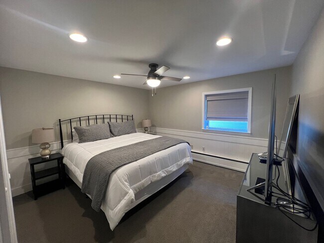 Building Photo - Cozy 4 Bedroom Home on Lakefront (Fully Furnished)