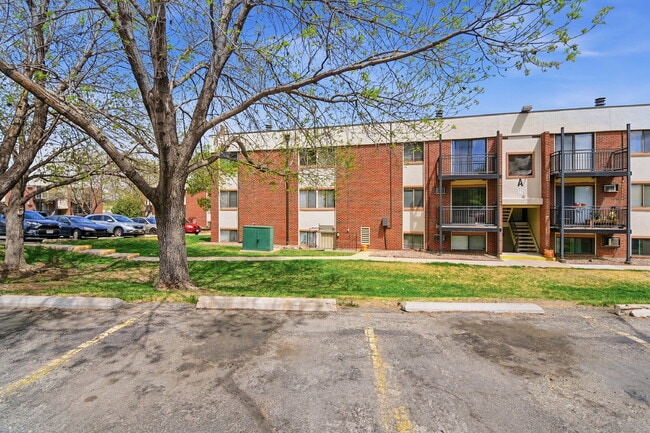 Building Photo - $1,040.95 with Half Off The First Month's Rent, 1 Bed - 1 Bath, Condo in Denver with Easy Access ...