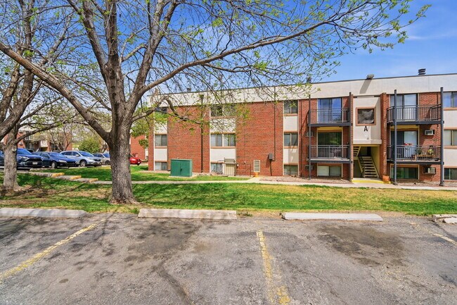 Building Photo - $1,140.95 with $300 off the first month's rent, 1 Bed - 1 Bath, Condo in Denver with Easy Access ...