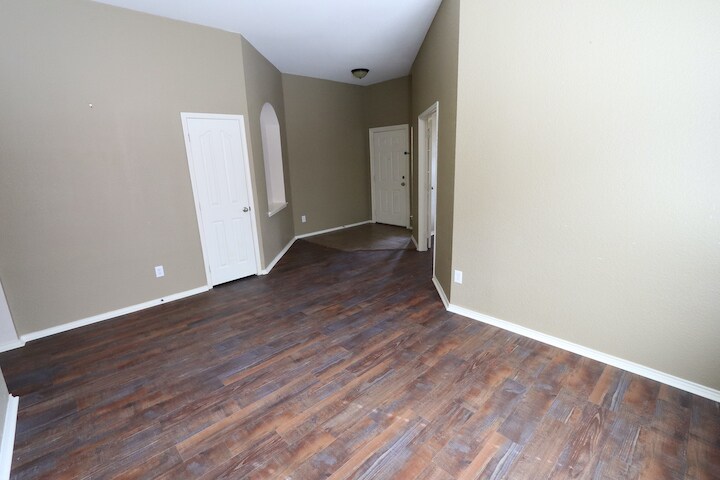 Building Photo - 1000 Warbler Ln