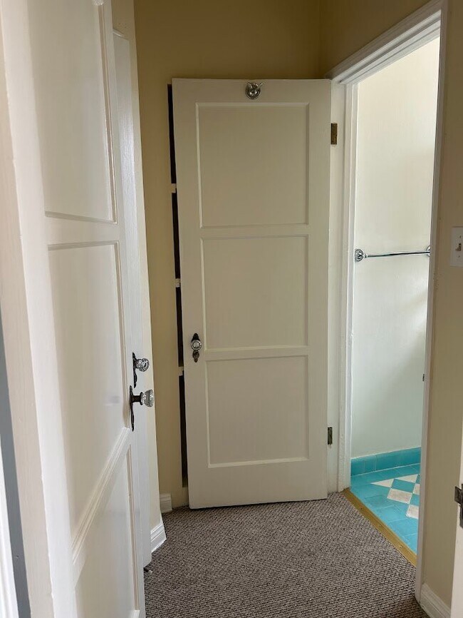 Building Photo - 1062 Masselin Ave