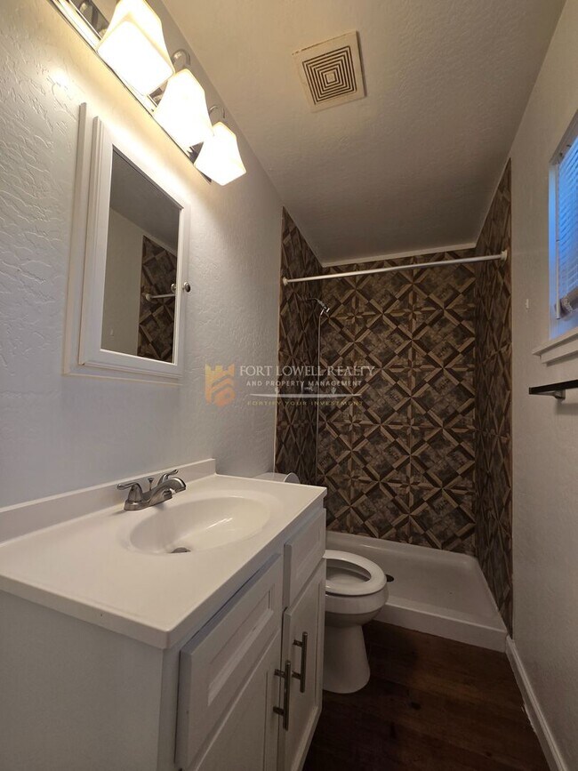 Building Photo - Newly Renovated 3 Bedroom, 2 Bath Home Available May!