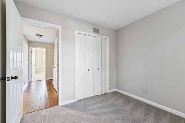 Building Photo - Welcome to this bright and beautifully maintained end-unit townhome in the desirable River Oaks c...