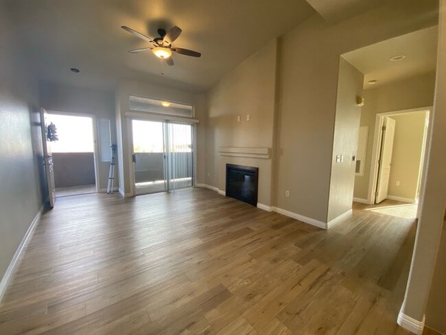 Building Photo - Modern Condo in Gated Community!
