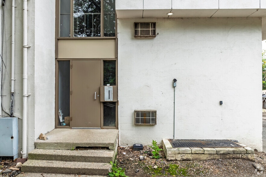 Building Photo - 323 Packard St