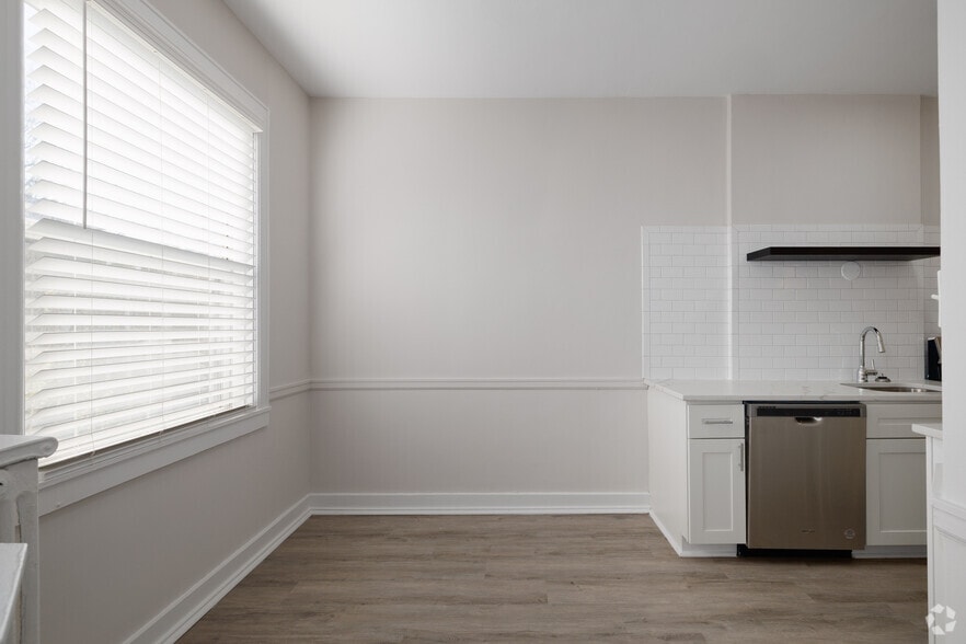 1BR, 1BA - 710SF - Dining Room - The Parkway