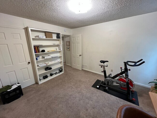 Building Photo - Lease Takeover Starting June 1st | Spacious 5-Bedroom Home Near Downtown Flagstaff