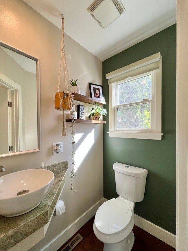 Building Photo - Two Bedroom Downtown Napa Gem