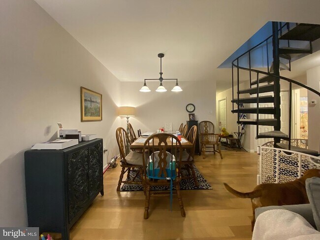 Building Photo - 240 Valley Stream Ln