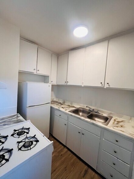 Building Photo - 1260 Beachwood Dr