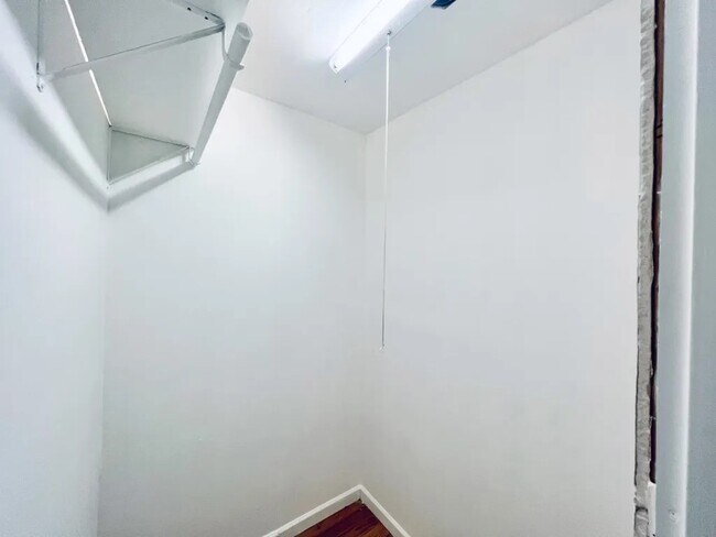 Building Photo - Furnished room/NOT APARTMENT