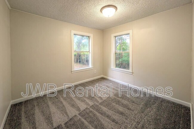 Building Photo - 5332 Amazon Ave