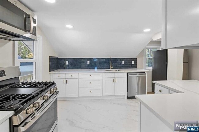 Building Photo - 101 2nd St