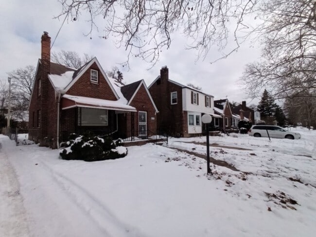 Building Photo - 3 bedroom/1.5 bath now available! $1300/mo!