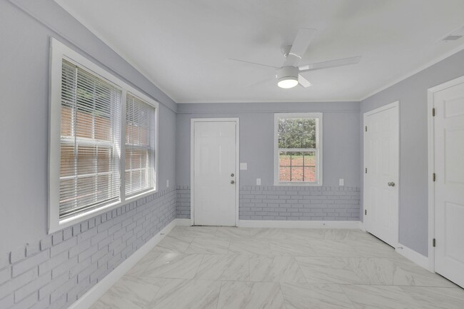 Building Photo - Newly Renovated 3 bedroom / 2 Bathroom Dup...