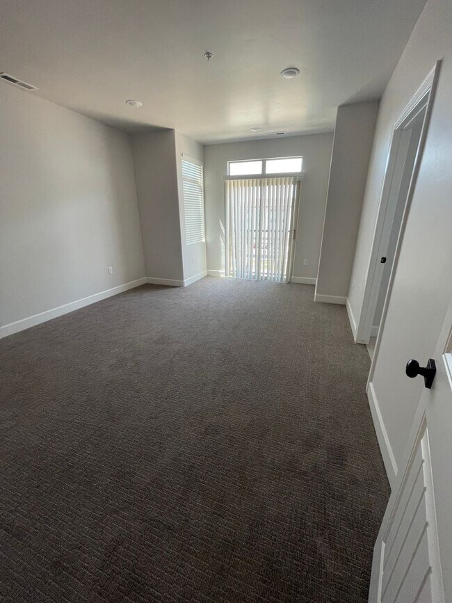 Building Photo - Italian Villages | 3-Bedroom Townhome