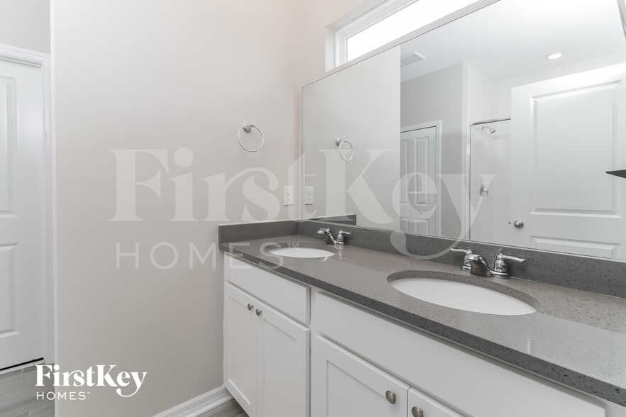 Building Photo - 34088 White Fountain Ct
