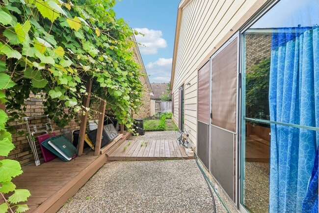 Building Photo - 1723 Sullins Way