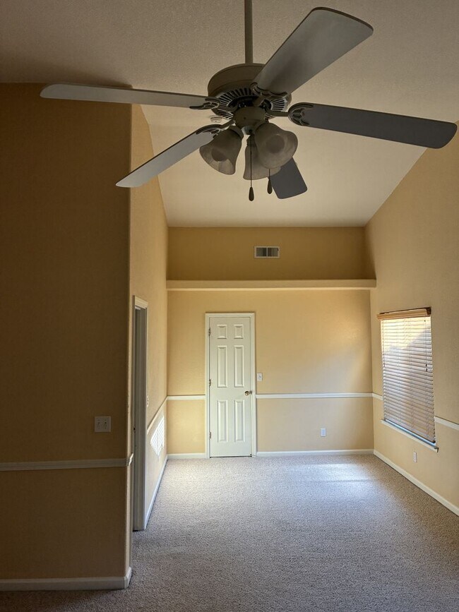 Building Photo - 3 Bedroom 2 Bath Home