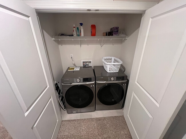 Building Photo - Room in Townhome on Memorial Pkwy