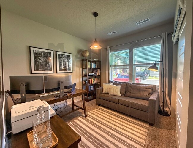 Building Photo - Stunning Windhaven Home