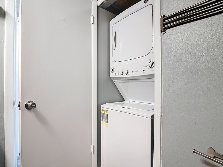 Building Photo - 4711 Capri Plz