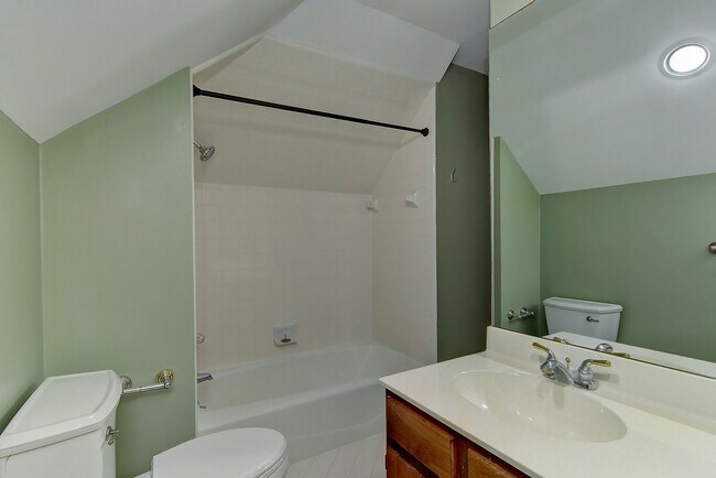 Building Photo - 801 Brightwood Ln
