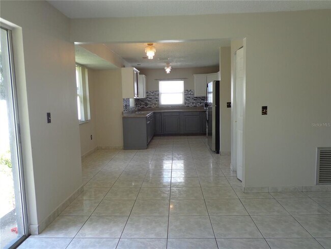 Building Photo - 721 Regent Cir S