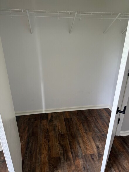 Building Photo - Room in Condo on Meadow Rose Ln