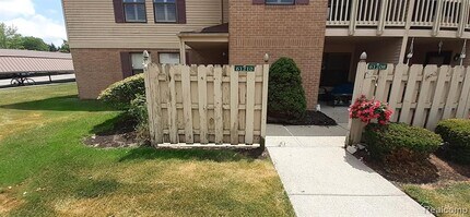Building Photo - 61210 Greenwood Dr